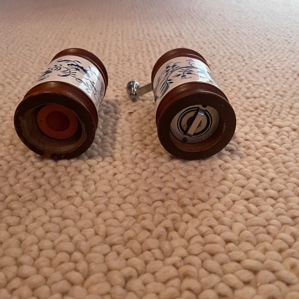 VINTAGE OLDE THOMPSON WOOD AND CERAMIC SALT SHAKER & PEPPER MILL , BLUE & WHITE - Picture 5 of 5